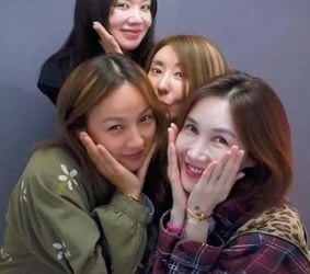 '엄정화 동서' 윤혜진, 이효리와 꽃받침 셀카…44살 동갑내기답네 [TEN★]