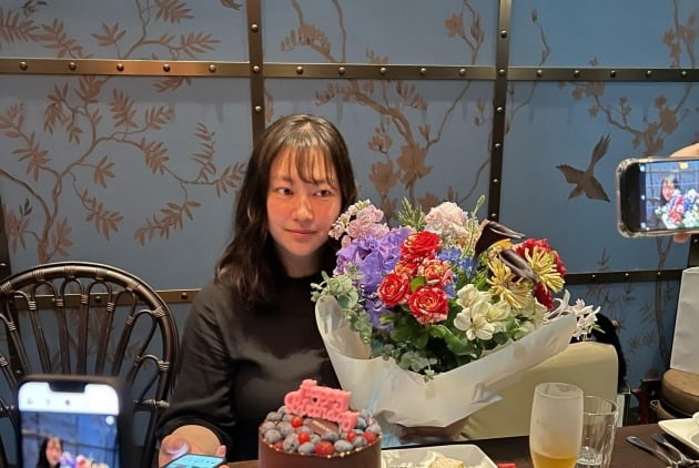 '활동 중단' 신애, 고급 레스토랑서 뒤늦은 생일 파티…좋은 사람들만 남았네[TEN★]