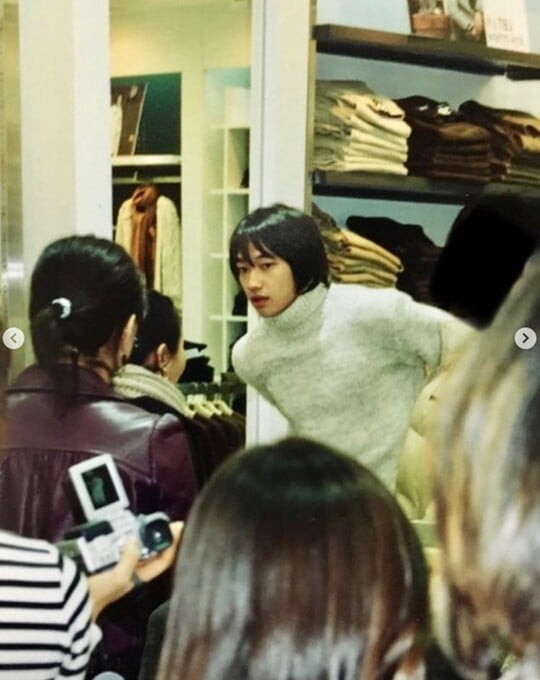 '♥김태희' 비, 작은 얼굴+떡 벌어진 어깨…20년 전에도 훈훈했네 [TEN★]