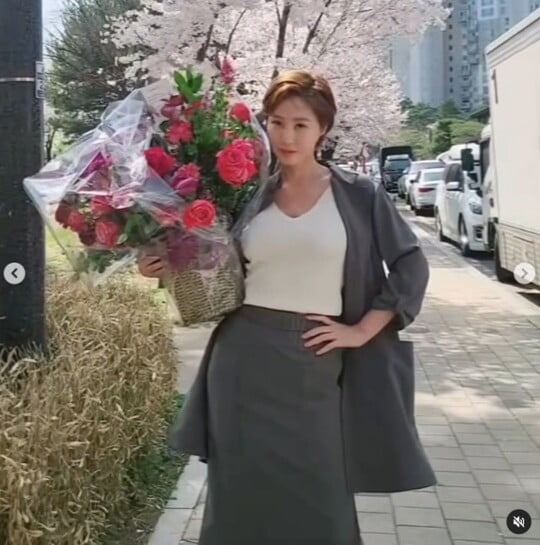 '56세' 김성령, 꽃도 기죽이는 동안 미모+볼륨 몸매…나이 거꾸로 먹나봐 [TEN★]