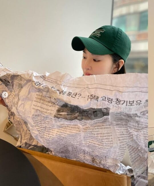 '전진♥' 류이서, 역시 패피는 다르네 "가방 모양 잡으려 넣어둔 신문 읽는 척" [TEN★]