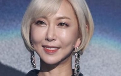 [TEN피플] "도박 대놓고, 불법 NO"…슈 '가슴 노출→궤변', 이러려고 복귀했나