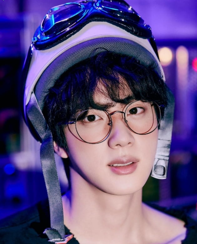 방탄소년단 진 'SNS 10달 연속 가장 많이 언급된 뮤지션 탑 10'에 오른 '최초의 K팝 아티스트'