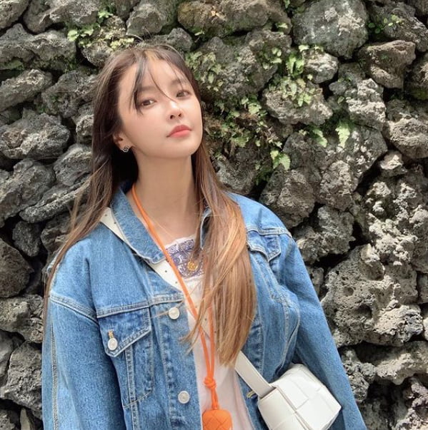 정유미 '♥' 강타가 찍어줬나? 돌담 앞에서 상큼하게 [TEN★]