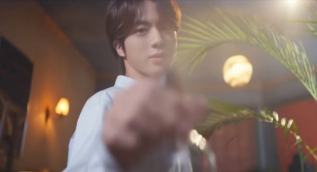 방탄소년단 진, 자동차 캠페인에서도 빛난 얼굴천재의 말쑥함