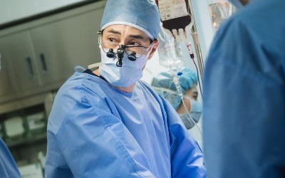 '17세 연하♥' 소지섭, 4년만 복귀…의사 가운 걸쳤다 ('닥터로이어')