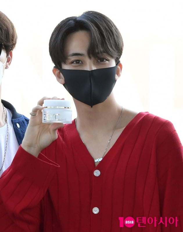 [TEN 포토] 세븐틴 정한 '공항에서 PPL?'
