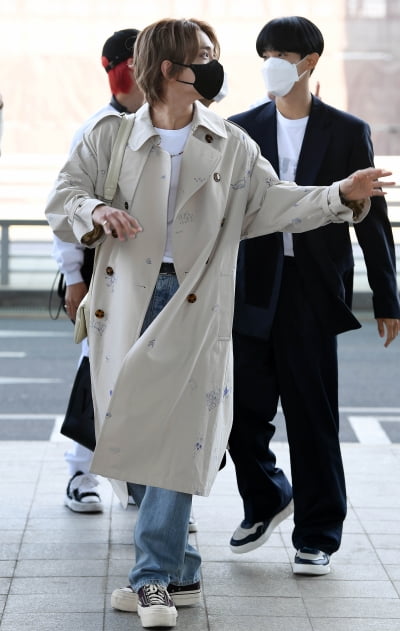 [TEN 포토] 세븐틴 조슈아 '뒤돌아보면 심쿵'