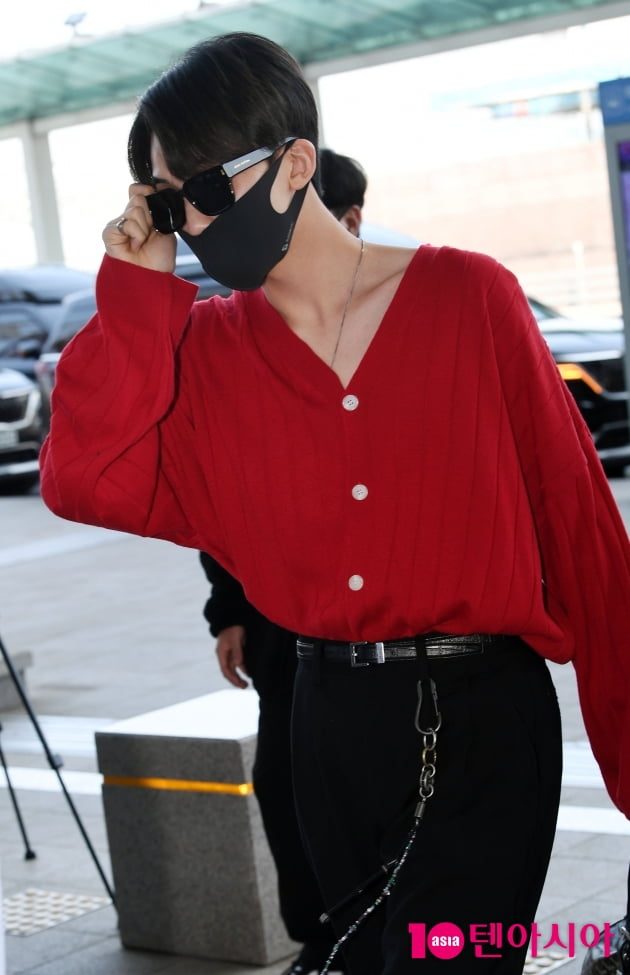 [TEN 포토] 세븐틴 정한 '실내에서 선그라스가 기본이죠'