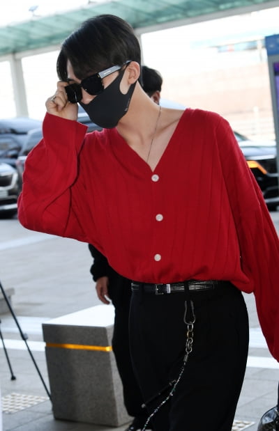 [TEN 포토] 세븐틴 정한 '실내에서 선그라스가 기본이죠'
