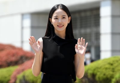 [TEN 포토] 강한나 '손 흔드는 인형'