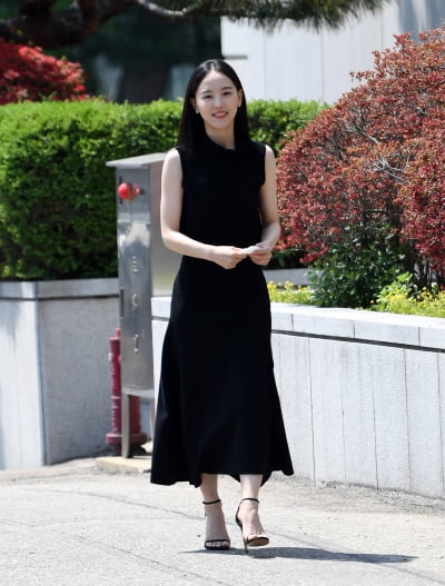 [TEN 포토] 강한나 '마스크 벗고 편안한 출근길'