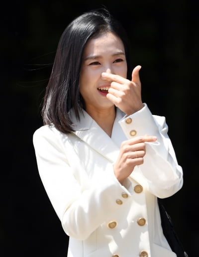 [TEN 포토] 박지연 '수줍은 하트'