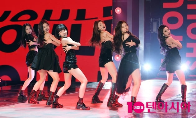 [TEN 포토] 르세라핌 '자신감 넘치는 무대'