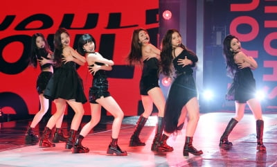 [TEN 포토] 르세라핌 '자신감 넘치는 무대'