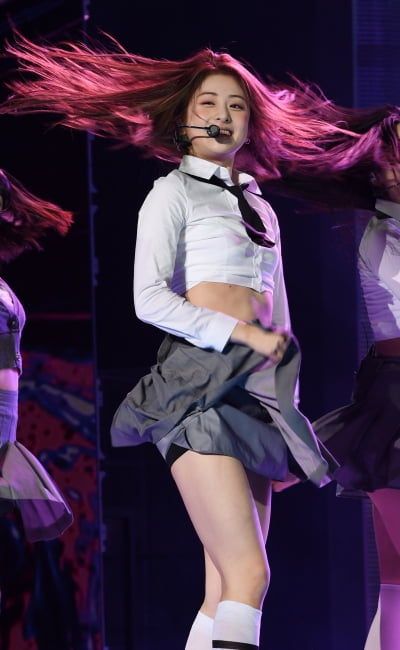 [TEN 포토] 르세라핌 허윤진 '신나는 데뷔무대'