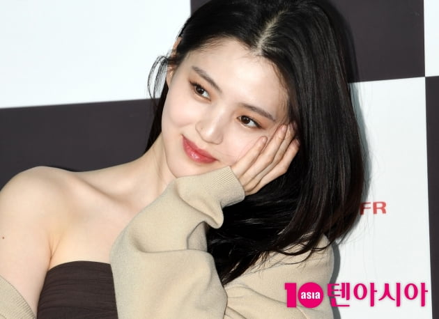 [TEN 포토] 한소희 '꽃받침도 느낌있게...'