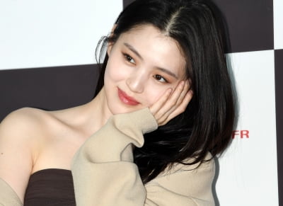 [TEN 포토] 한소희 '꽃받침도 느낌있게...'