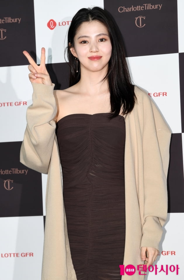 [TEN 포토] 한소희 '그리스 여신의 브이'