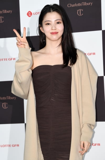 [TEN 포토] 한소희 '그리스 여신의 브이'