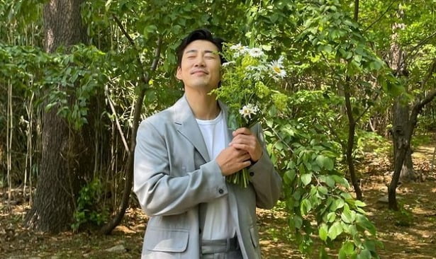 윤계상, ♥5살 연하와 결혼식 앞두고 웨딩 촬영 중? 찐미소 "그라데이션 행복"[TEN★]