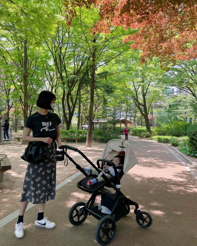 "포토 실장님 모셔야할 듯"…'검사♥' 한지혜, 귀한 딸 한순간도 놓치고 싶지 않은 마음[TEN★]