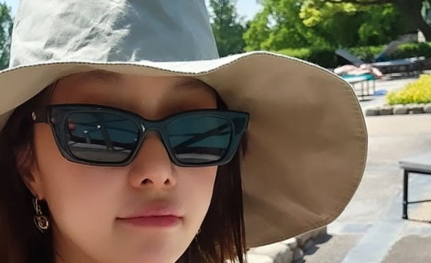 '이영돈♥' 황정음, 명품 C사 가방 들고…한강 뷰 5성급 호텔 수영장서 여유[TEN★]