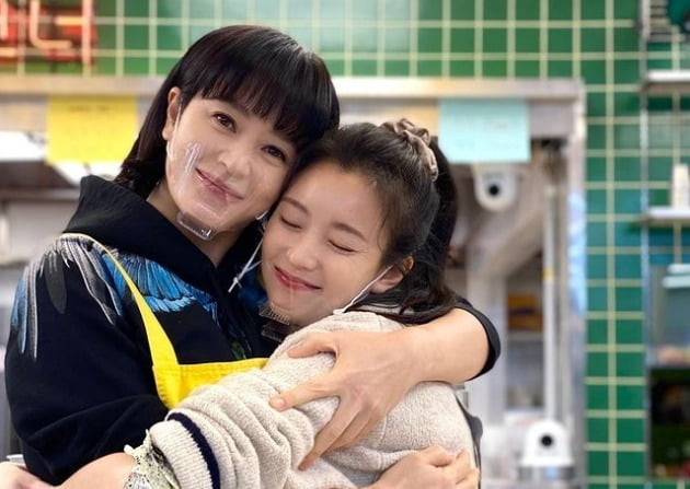 멘붕 온 김혜수, '후배' 한효주 꽉 안아줬다…그래도 든든한 선배美[TEN★]