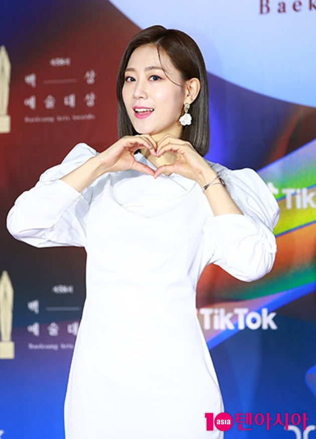 [TEN 포토] 송민교 '귀여운 하트'