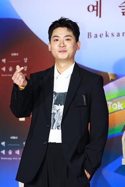 [TEN 포토] 조현철 '손인사도 멋스럽게'