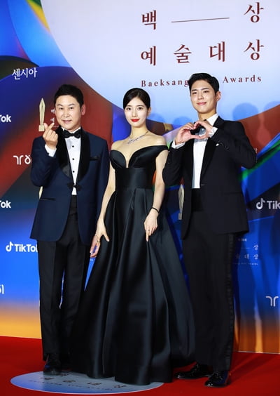 [TEN 포토] 신동엽-수지-박보검 '드레스 코드 블랙'