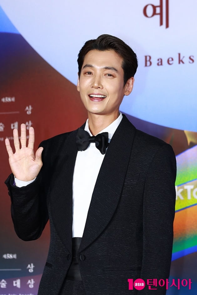 [TEN 포토] 정경호 '수영이 반한 꽃미소'