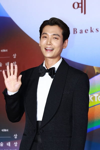[TEN 포토] 정경호 '수영이 반한 꽃미소'