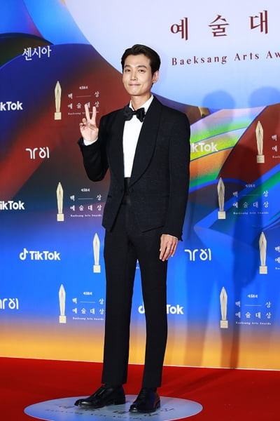 [TEN 포토] 정경호 '점점 말라가는 몸매'