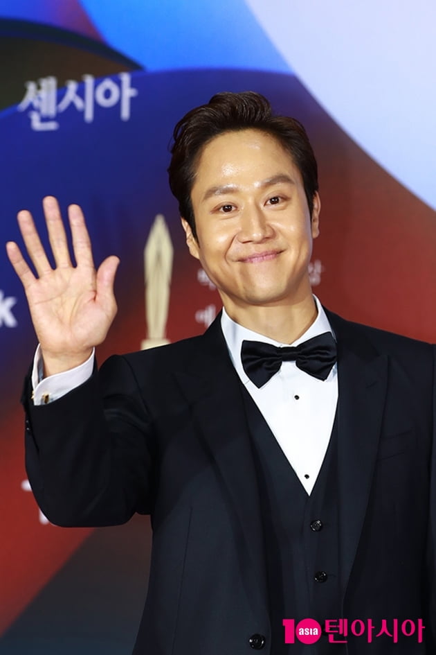 [TEN 포토] 정우 '정감이 넘치는 인사'