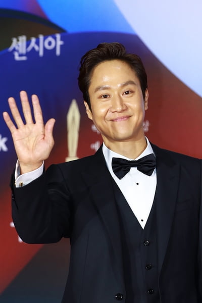 [TEN 포토] 정우 '정감이 넘치는 인사'