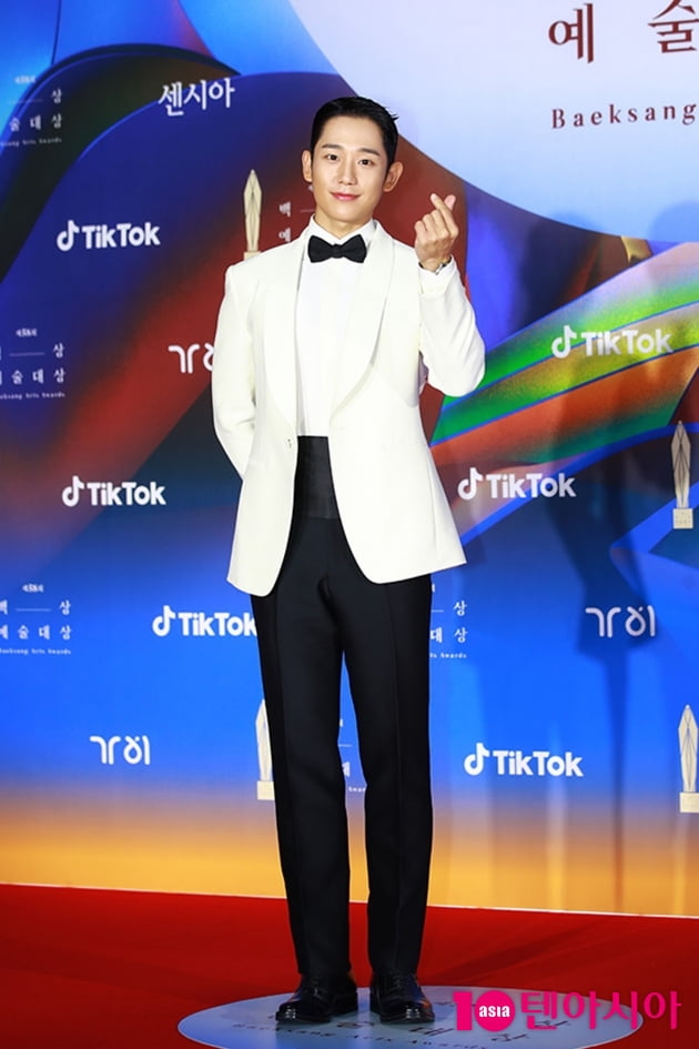 [TEN 포토] 정해인 '미소가 햇살일세'