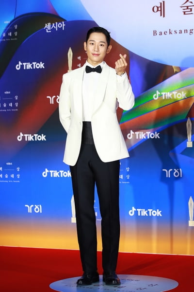 [TEN 포토] 정해인 '미소가 햇살일세'