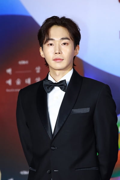 [TEN 포토] 무진성 '진지한 모습도 멋져'
