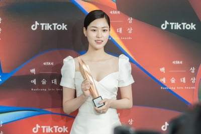 이수경, 2018년 이어 백상예술대상 여우조연상 수상 "이성민과 함께 연기하는 꿈 이뤘다"