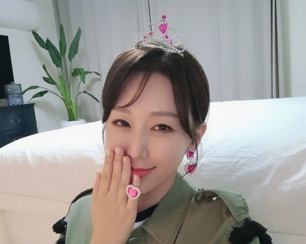 한영, ♥박군에게 받은 '레어템' 티아라·반지·귀걸이 자랑 "금고에 넣어야겠다"[TEN★]