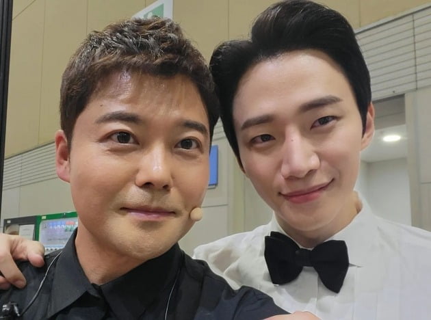 전현무, '백상예술대상 2관왕' 이준호와 찰칵 "옛날 얼굴과 요즘 얼굴"[TEN★]