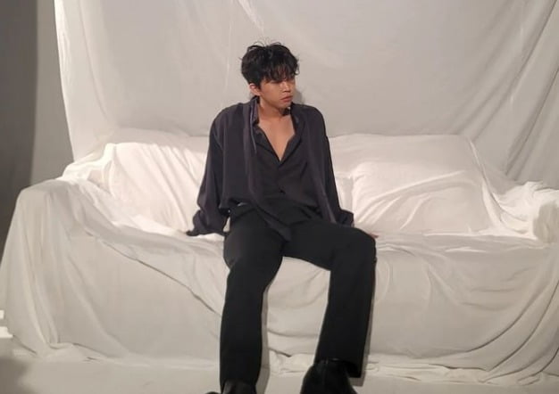 임영웅, 셔츠 단추 몇개 풀었나…히어로의 반전 매력[TEN★]