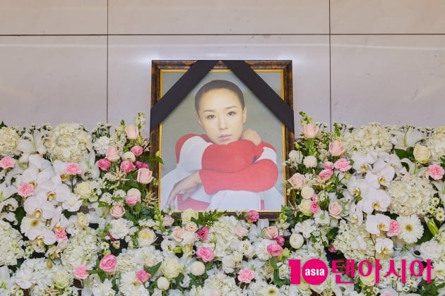 [TEN 포토] 故 강수연 '하늘의 별이 되다'