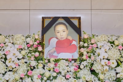 [TEN 포토] 故 강수연 '하늘의 별이 되다'