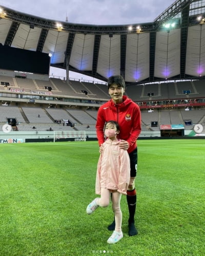 '기성용♥' 한혜진 딸, 아빠 닮아 롱다리...붕어빵이 따로없네[TEN★]