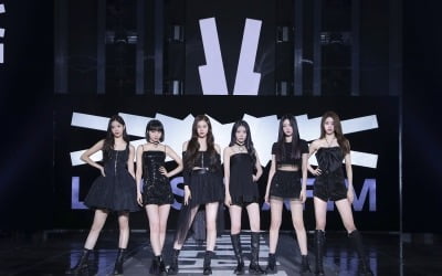 르세라핌, 'FEARLESS' 30만 장 돌파…역대 걸그룹 데뷔 앨범 초동 1위