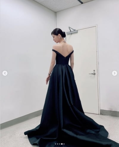 수지, 아찔한 가슴골+뻥뚫린 뒤태...드레숮 is 뭔들[TEN★]