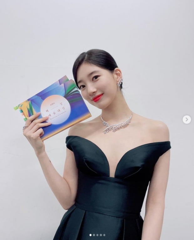 수지, 아찔한 가슴골+뻥뚫린 뒤태...드레숮 is 뭔들[TEN★]