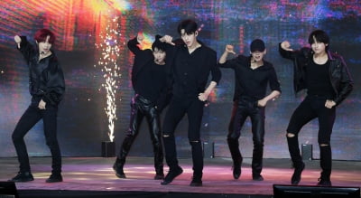 [TEN포토] TXT '화려한 퍼포먼스'